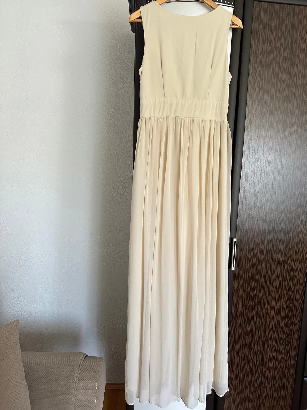 Fustan ceremonial — foto 2 nga 3