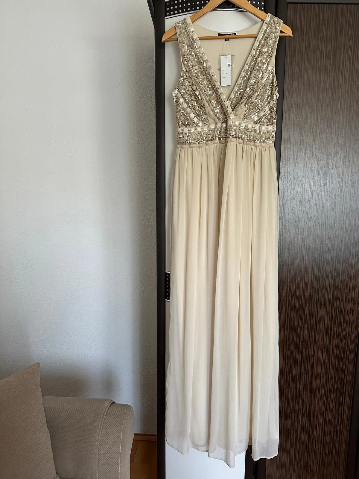 Fustan ceremonial — foto 1 nga 3