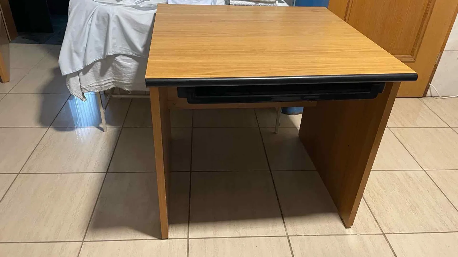 Tavolinë pune për kompjuter — foto 1 nga 2