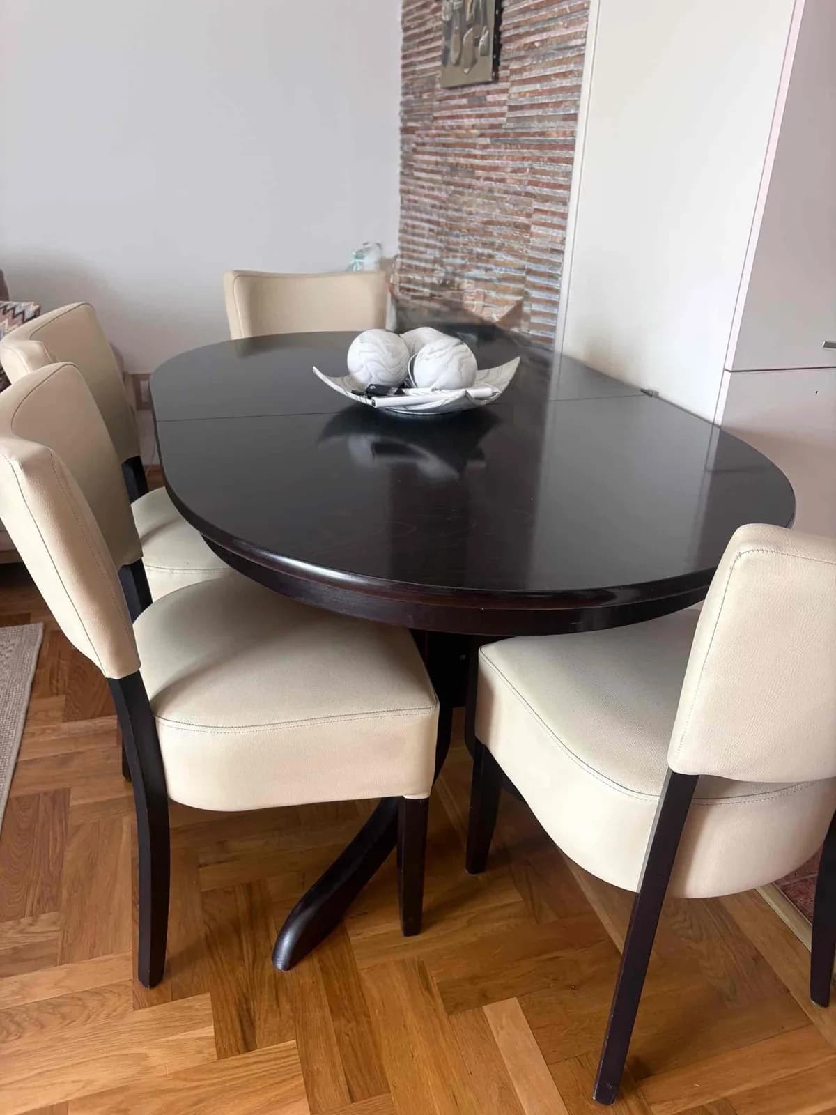 Tavolinë me karrige 4+2 — foto 1 nga 3