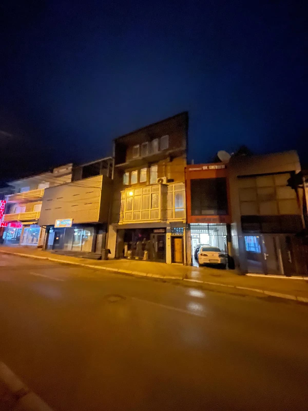 Shitet shtëpia me lokal — foto 1 nga 2
