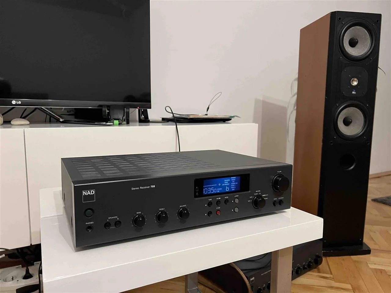 NAD 705 stereo amplifikator/receiver — foto 1 nga 7