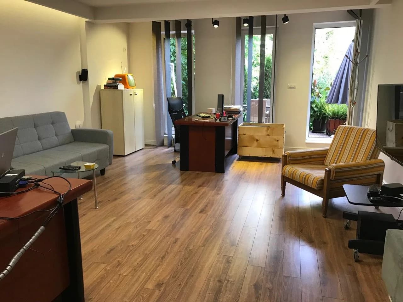 Zyre 100 m2 me qira - Bregu i Diellit 2, afër Banesave të Bardha — foto 1 nga 9