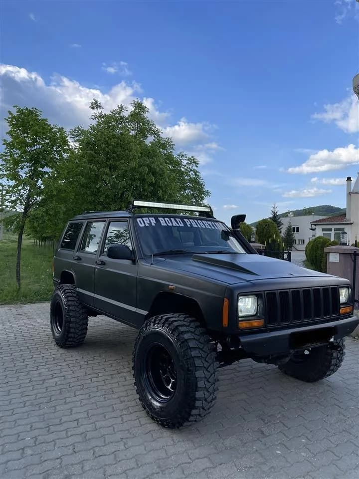 Jeep Cherokee 3.0 — foto 1 nga 8