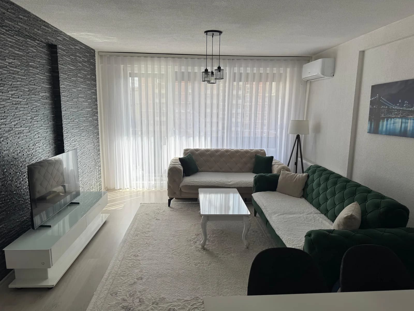 Shitet banesë 85 m², e mobiluar — foto 1 nga 10