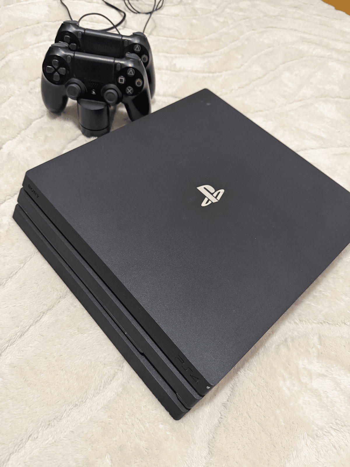 PlayStation 4 Pro me 2 kontrollerë — foto 1 nga 2