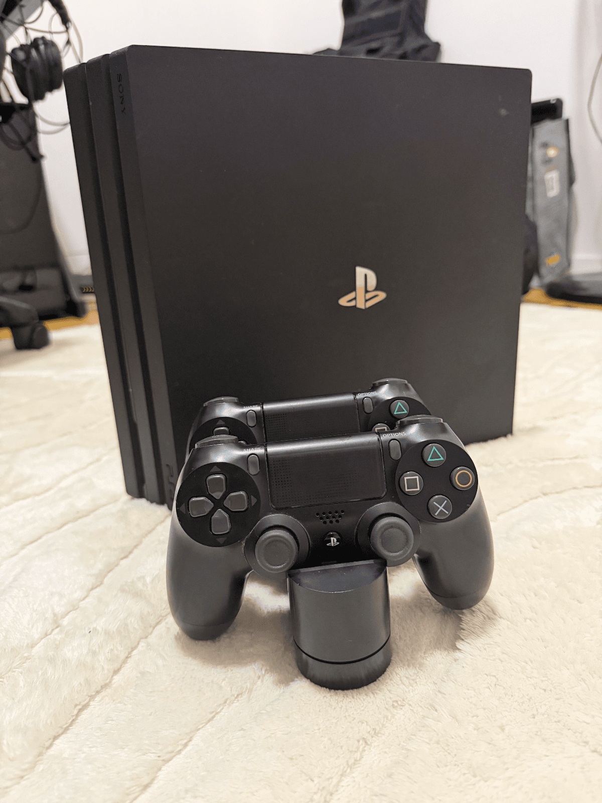 PlayStation 4 Pro me 2 kontrollerë — foto 2 nga 2