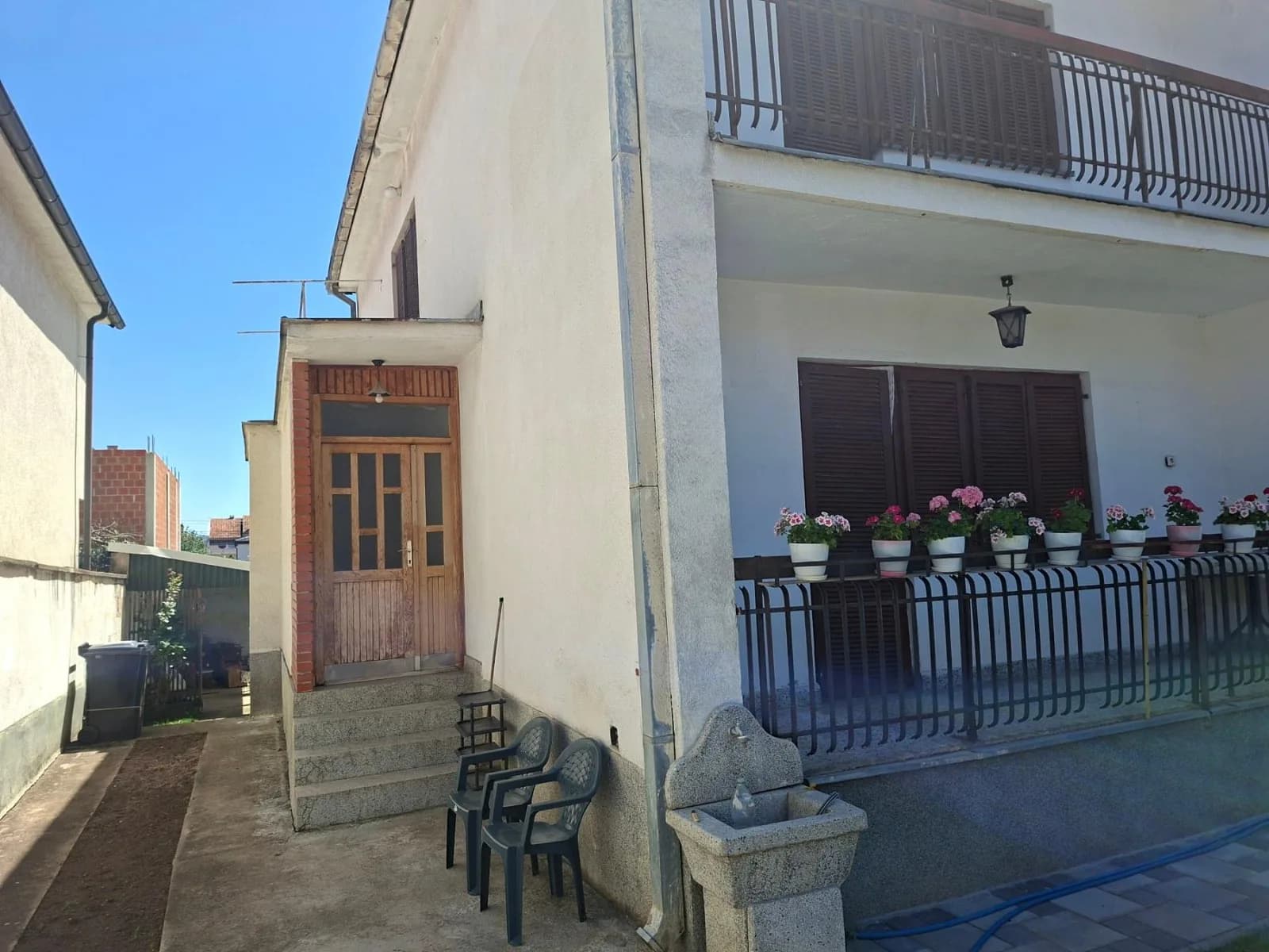 Shtëpi me qira — foto 1 nga 11