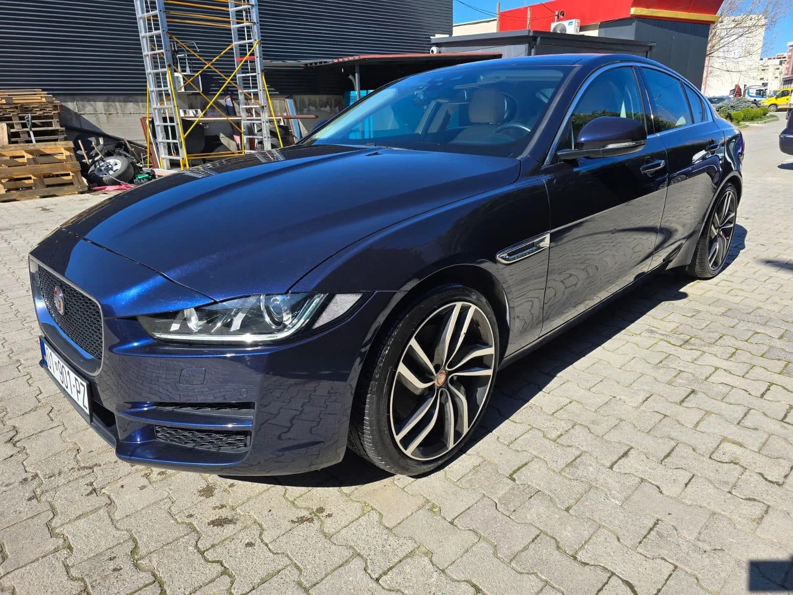 Jaguar XE 2017 2.0 AWD, 180 PS, naftë — foto 1 nga 12
