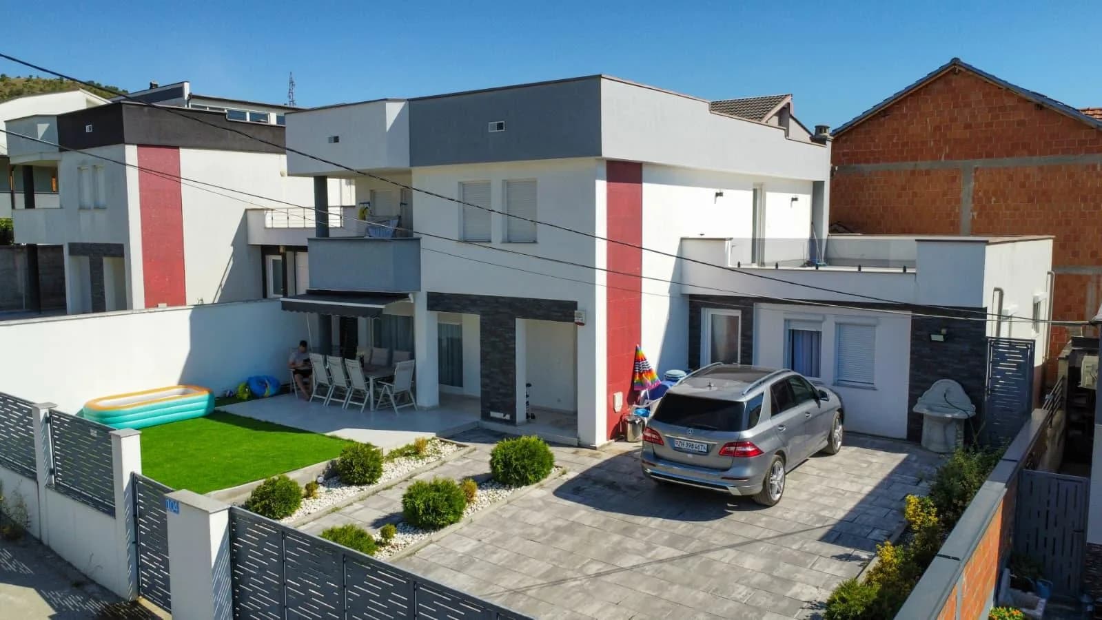 Shitet shtëpi moderne me 4 dhoma gjumi, oborr dhe tarracë — foto 1 nga 10