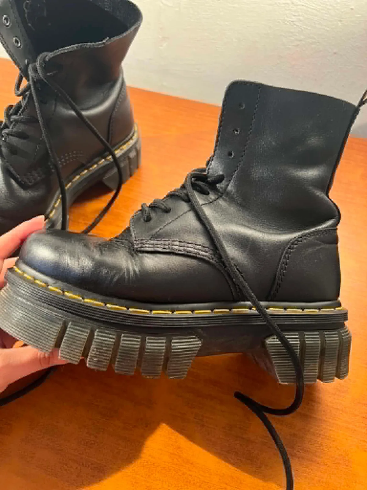 Çizme Dr. Martens për femra, numri 37 — foto 1 nga 4