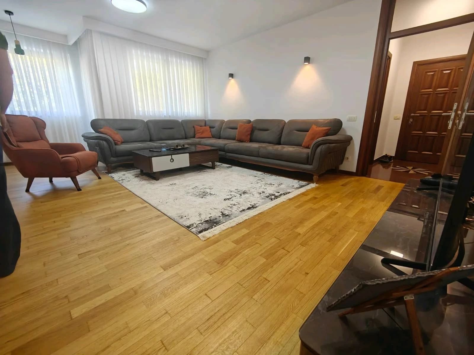 Banesë 110 m2 me qira, përballë kafeve të vogla — foto 2 nga 6