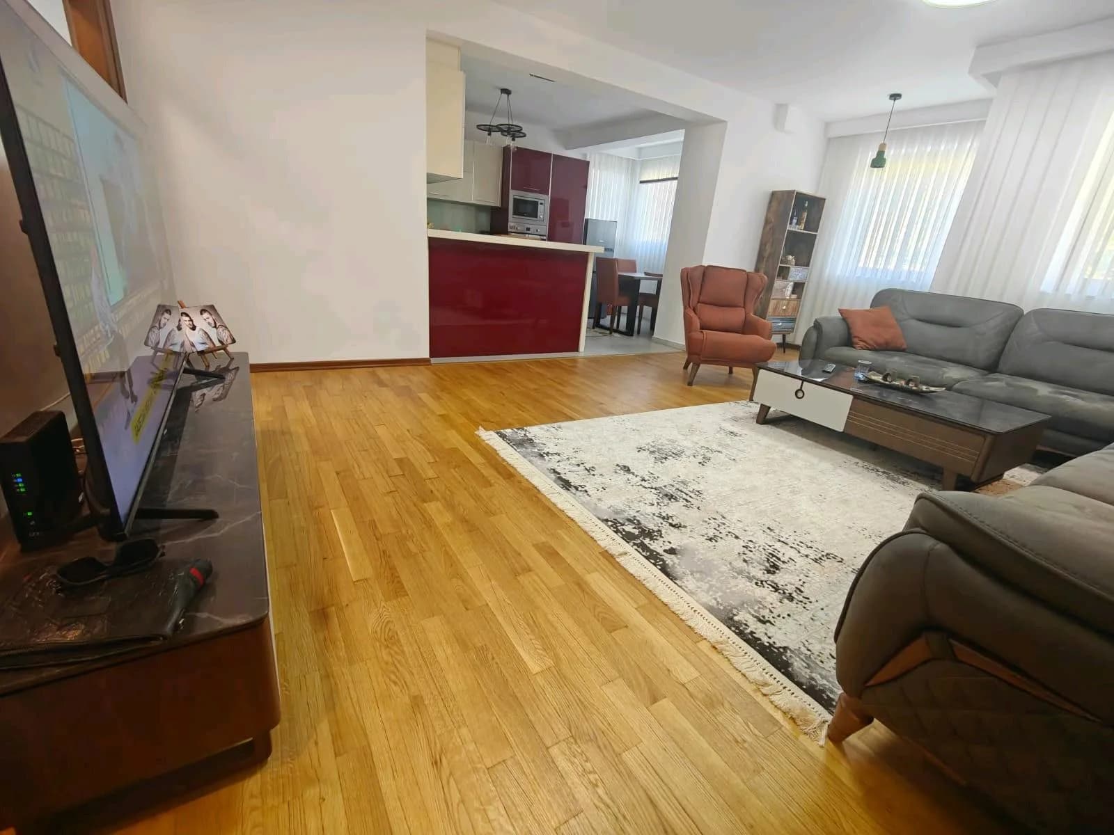 Banesë 110 m2 me qira, përballë kafeve të vogla — foto 1 nga 6