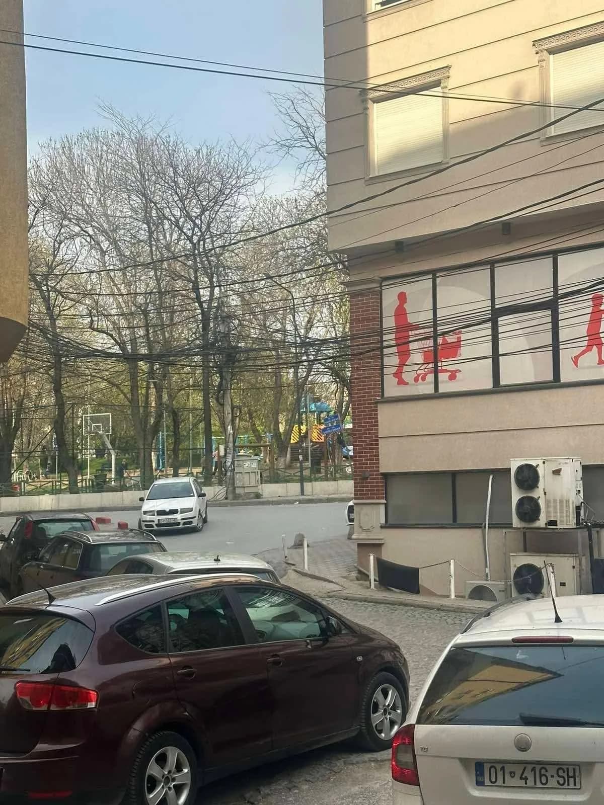 Shitet banesë te Parku i Qytetit — foto 1 nga 6