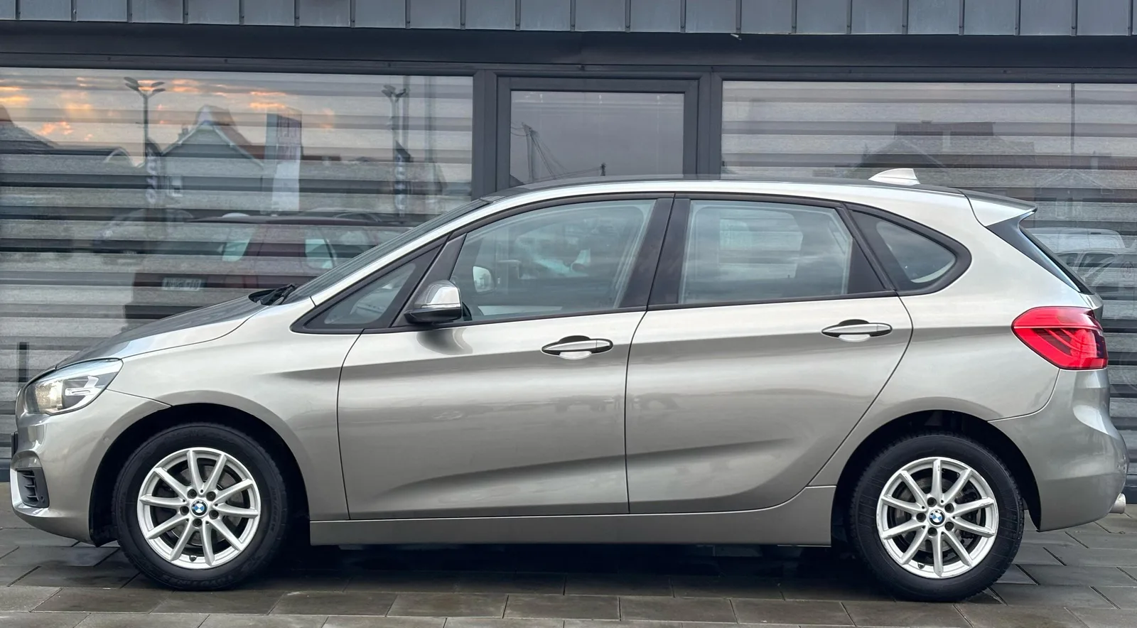 BMW 216d 2017 — foto 1 nga 8