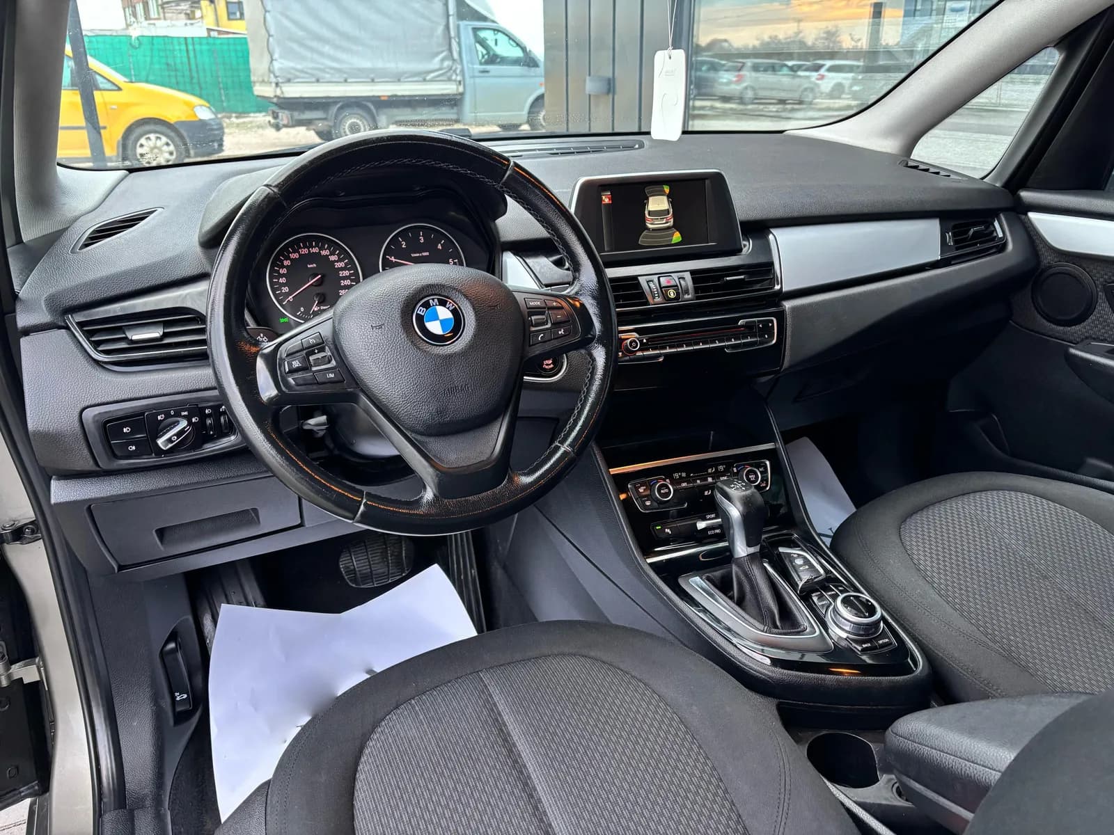 BMW 216d 2017 — foto 2 nga 8