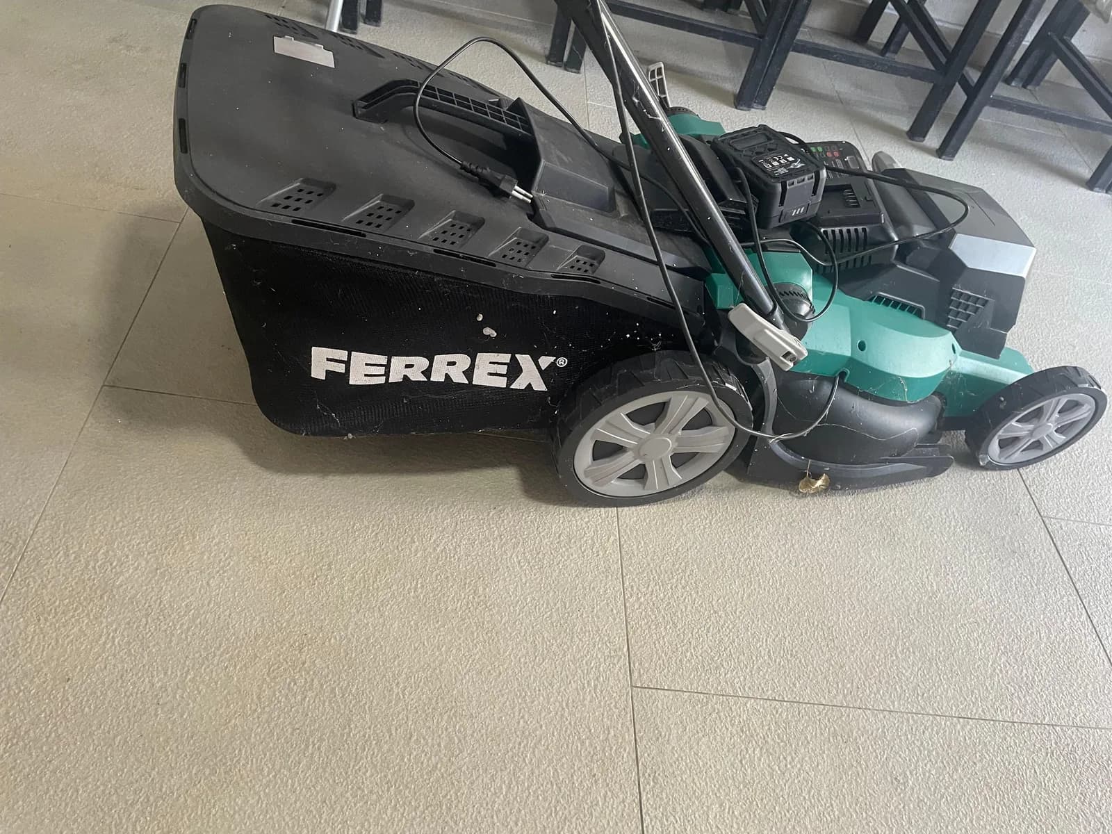 Vegla për kositjen e barit me bateri — foto 2 nga 4