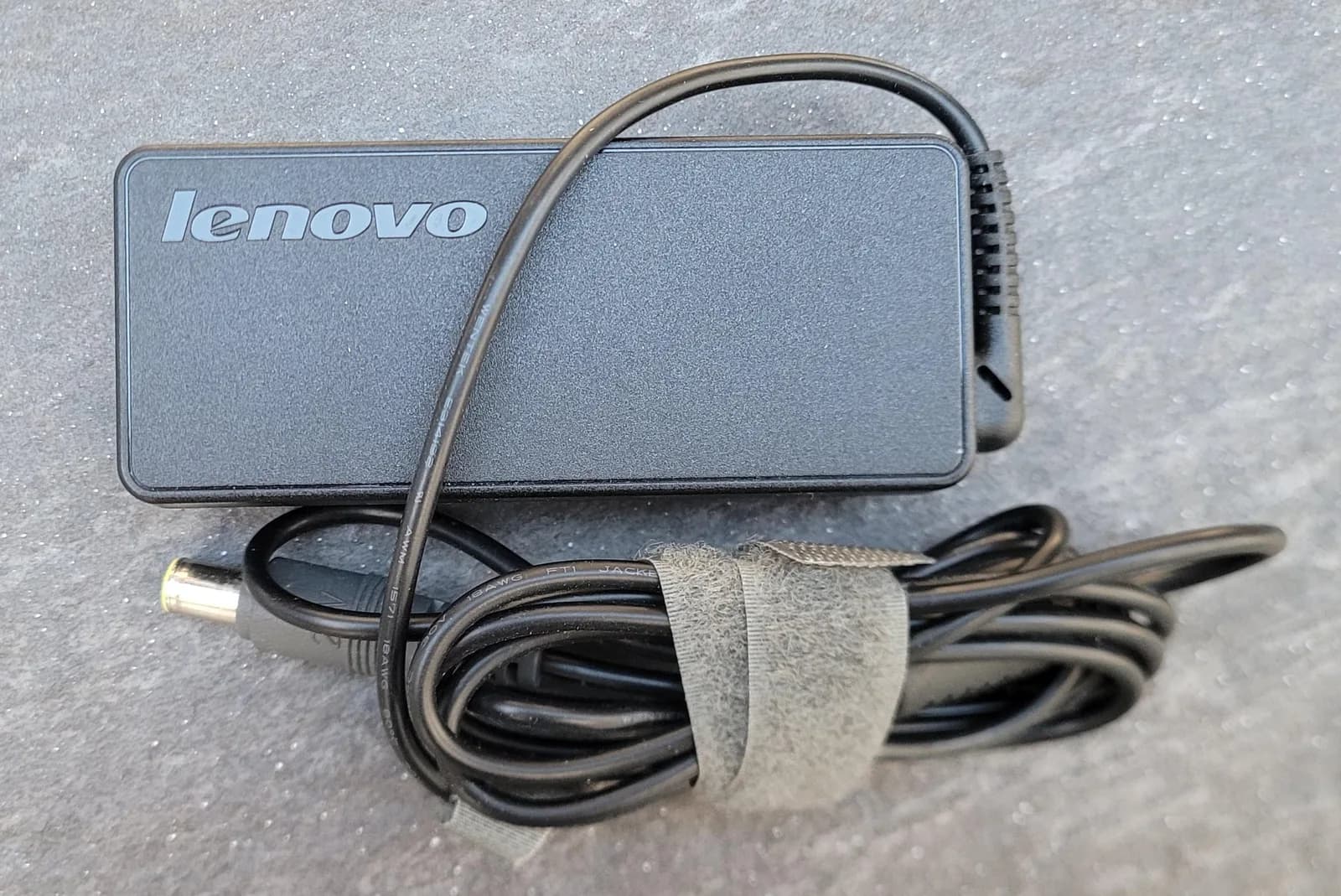 Shitet adapter 65W 20V dhe bateri 10.8V 4100mAh Lenovo — foto 2 nga 9
