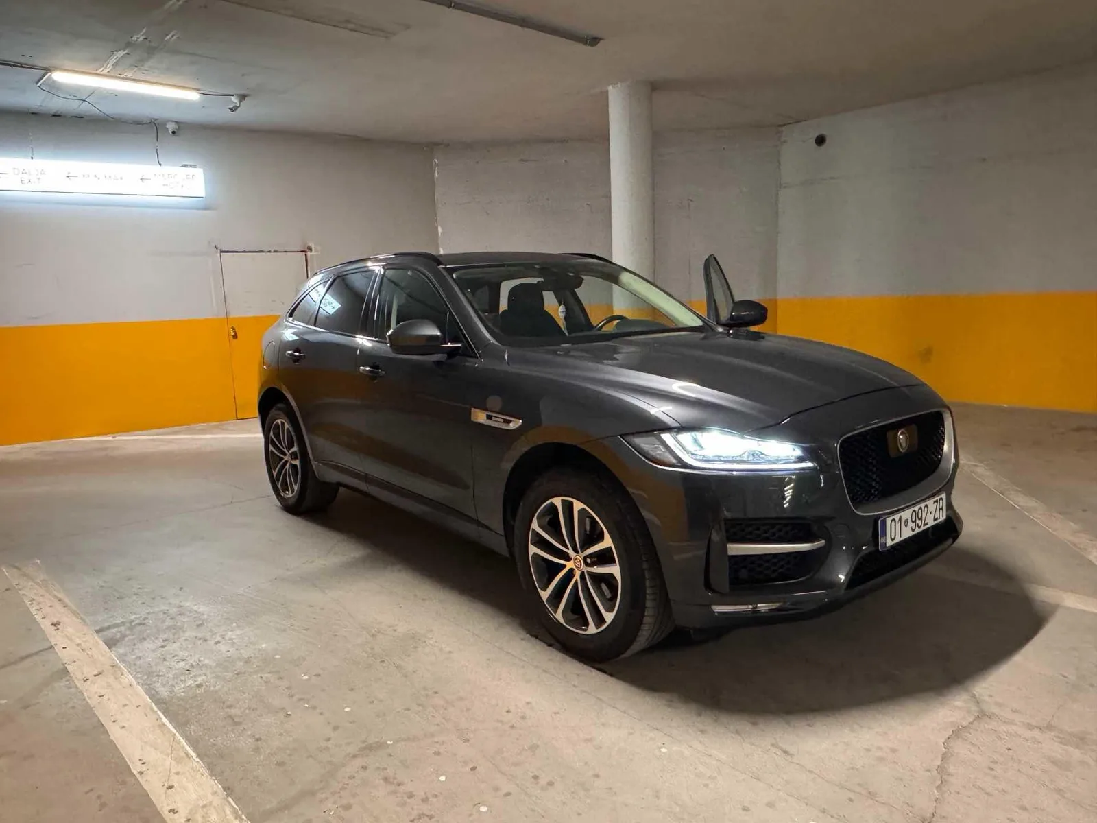 Jaguar F-Pace 2.0 R Sport, Viti 2019 — foto 1 nga 9