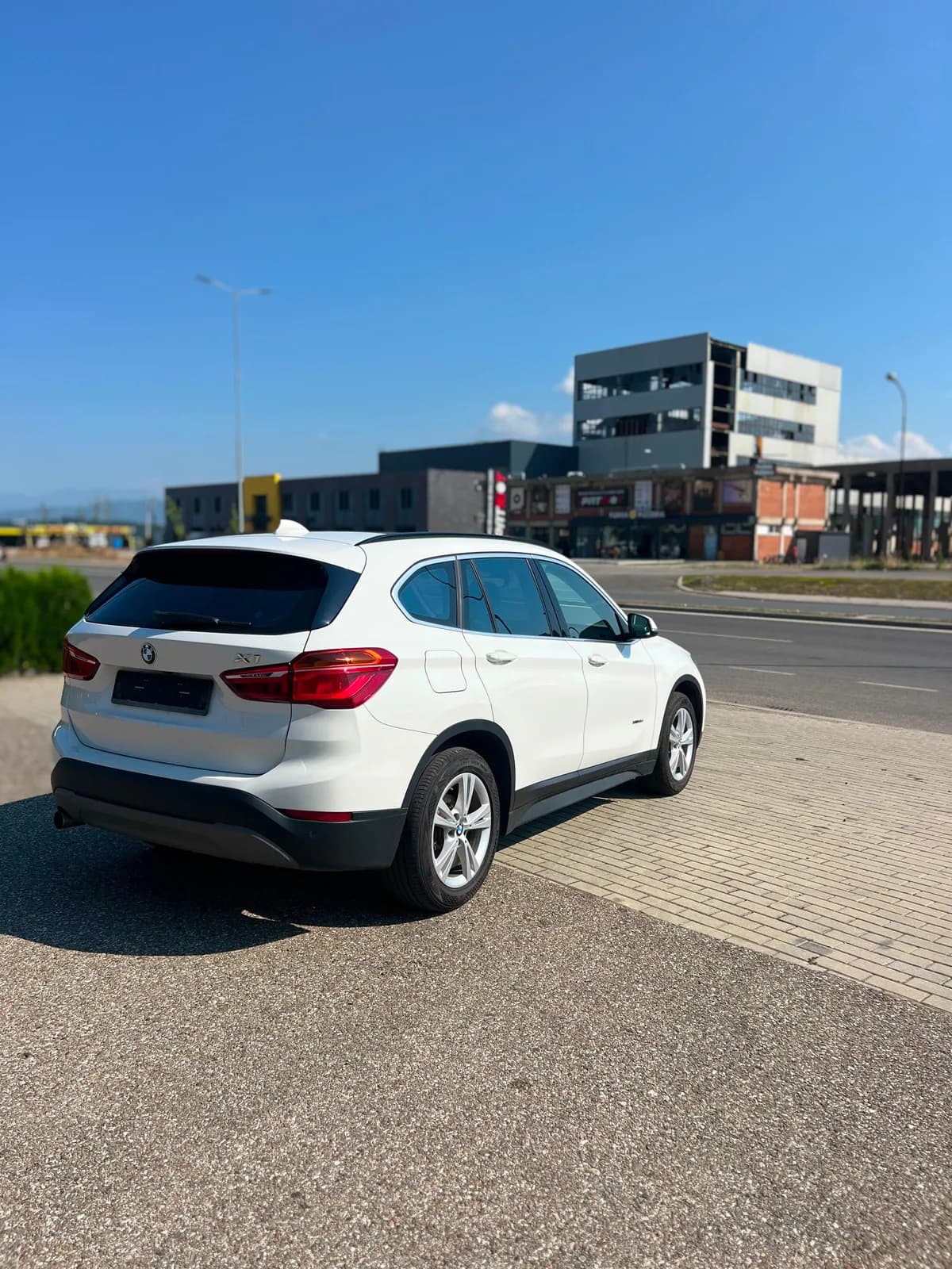 BMW X1 18d xDrive — foto 2 nga 9