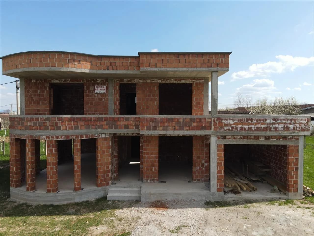 Shtëpi 220 m2 në shitje me tokë 4.5 ari - Vitomiricë, Pejë — foto 1 nga 11