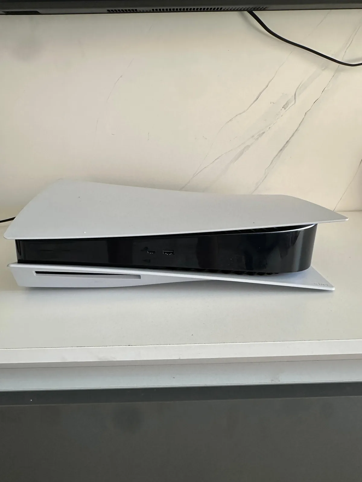 PS5 + 2 Lojëra — foto 1 nga 5