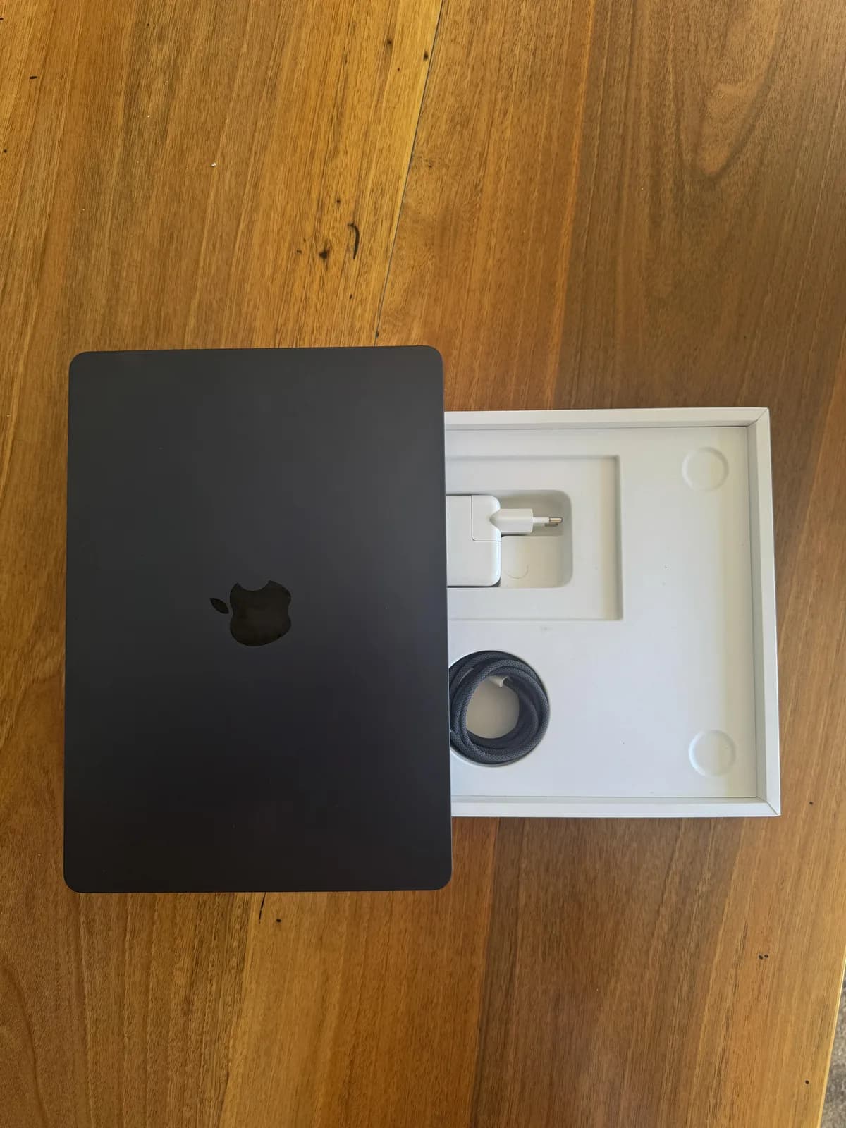 Apple MacBook Air 13.6", M2, 16 GB, 256 GB — foto 1 nga 6