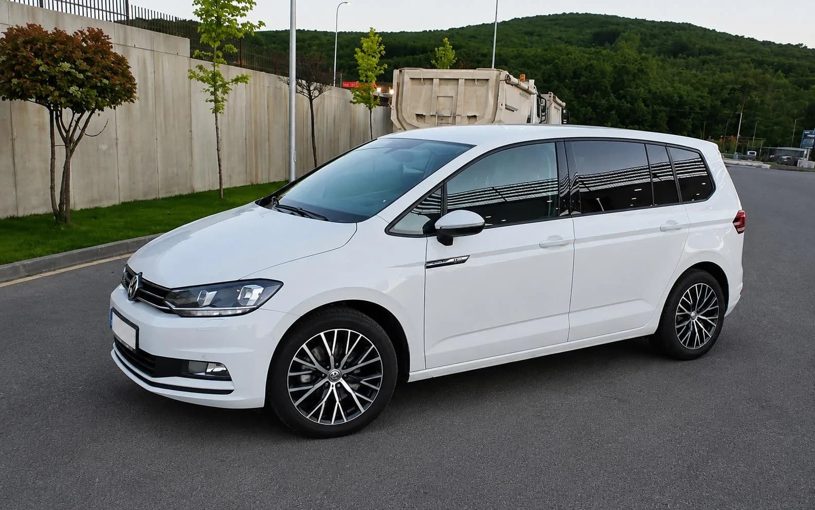 Volkswagen Touran 2.0 TDI Automatik - RKS - 2016 — foto 1 nga 7