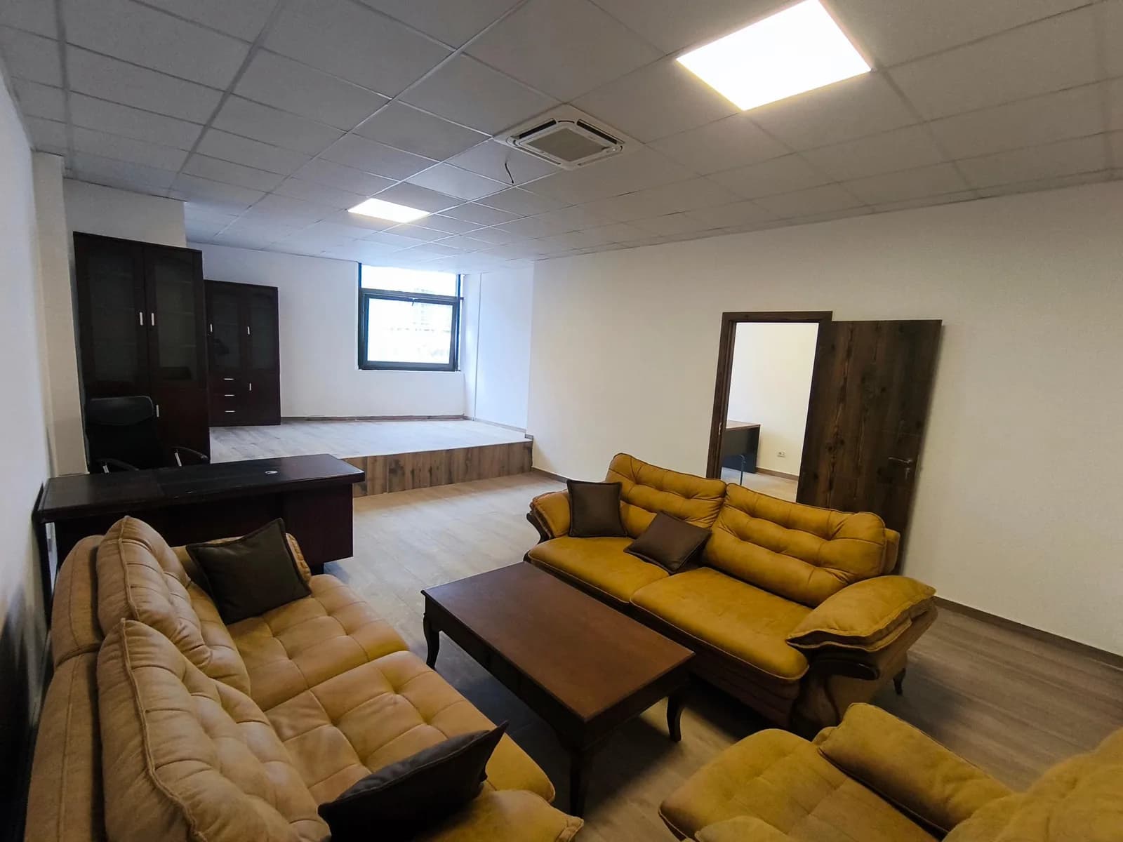 Zyrë 75.88 m² me qira - Pallati i Avokatëve — foto 1 nga 10