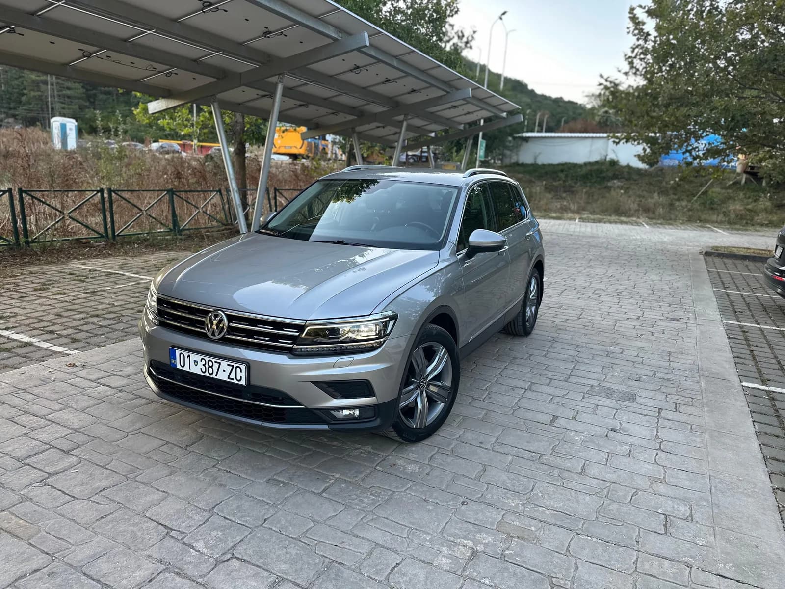 Volkswagen Tiguan Highline 2.0 TDI SCR 4Motion, Viti 2019 — foto 2 nga 10