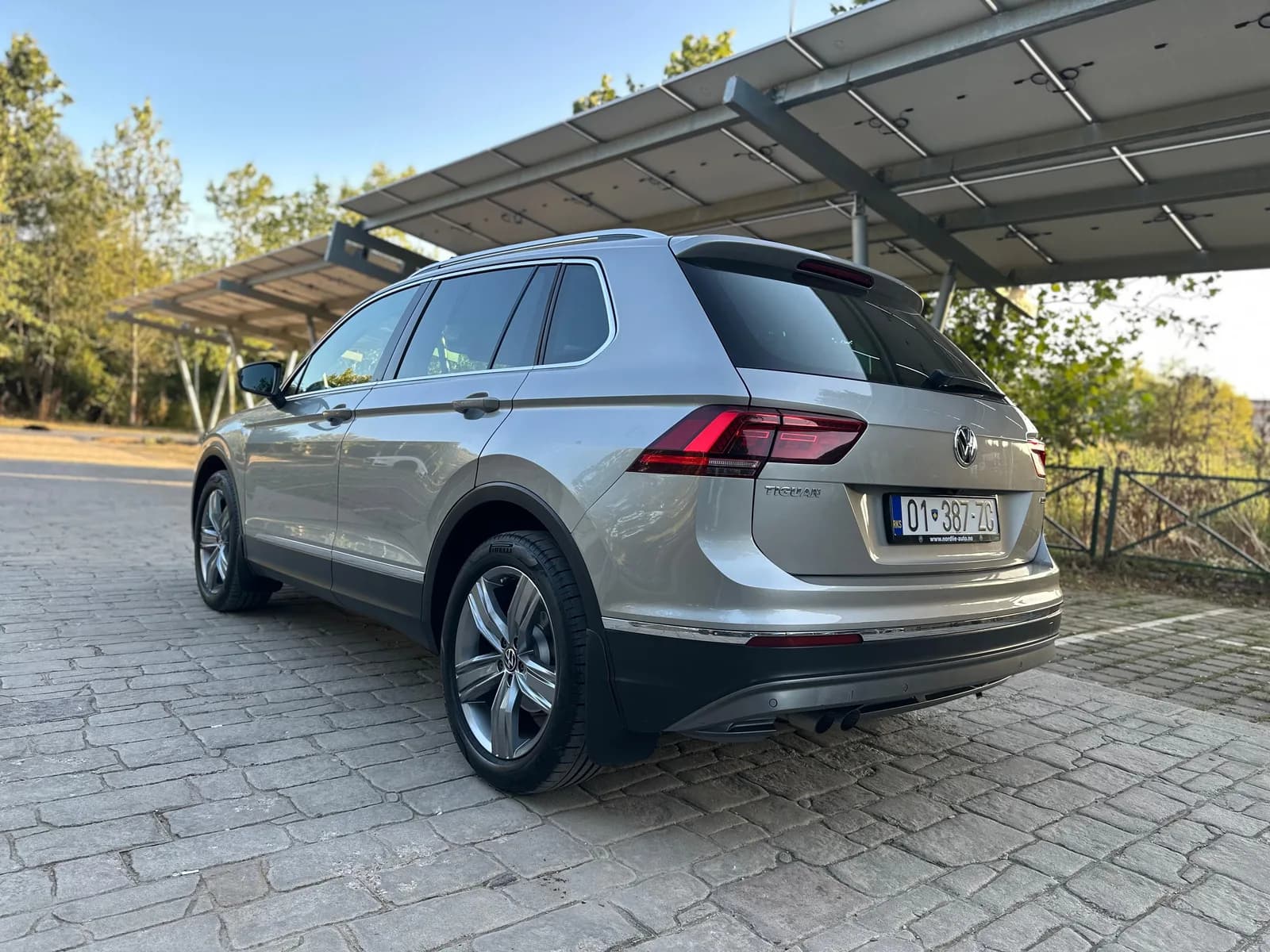 Volkswagen Tiguan Highline 2.0 TDI SCR 4Motion, Viti 2019 — foto 1 nga 10