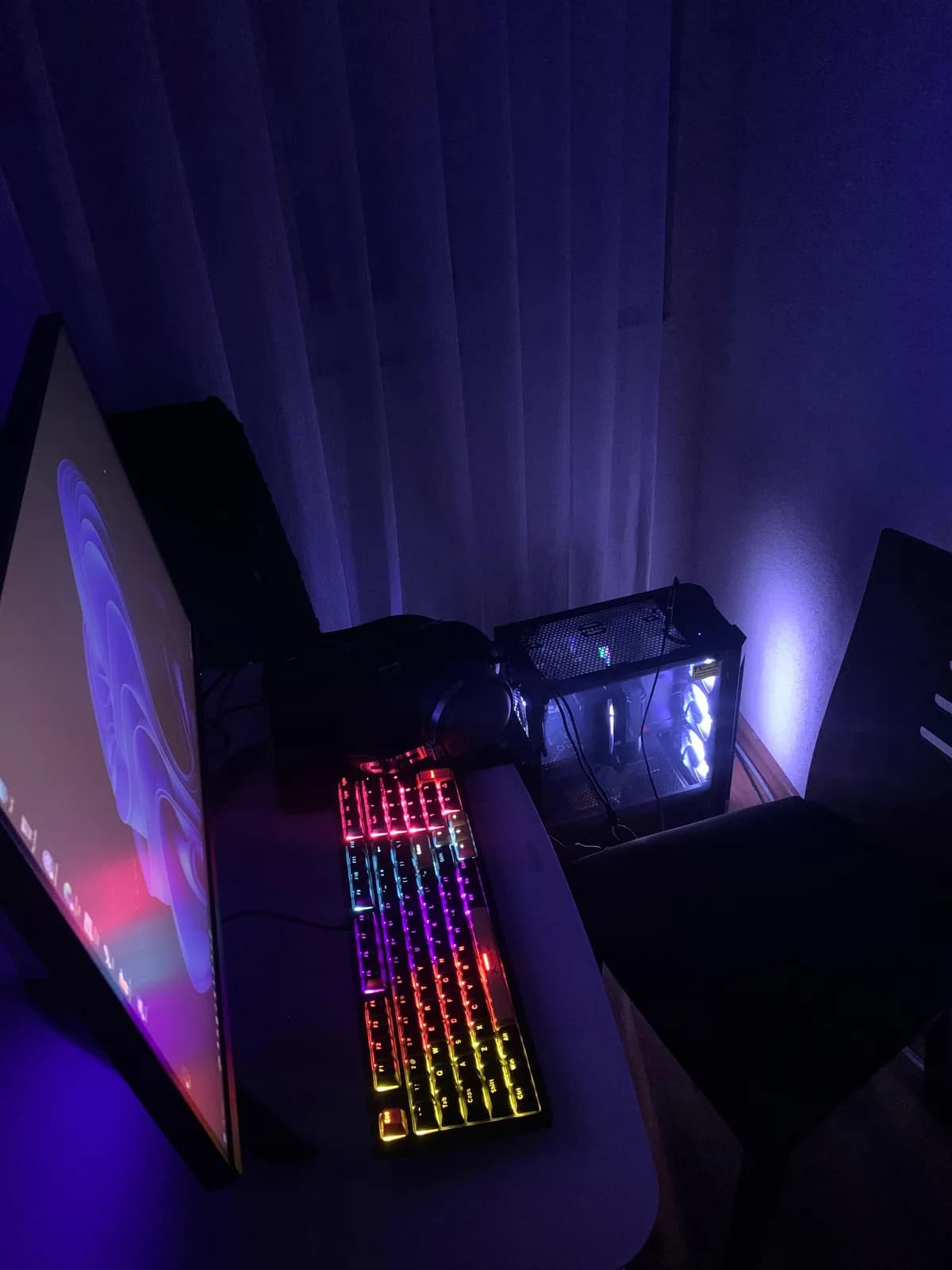 Gaming PC me monitor Xiaomi G Pro 27i, Ryzen 7700, 32 GB RAM, RTX 5060 Ti — foto 1 nga 4