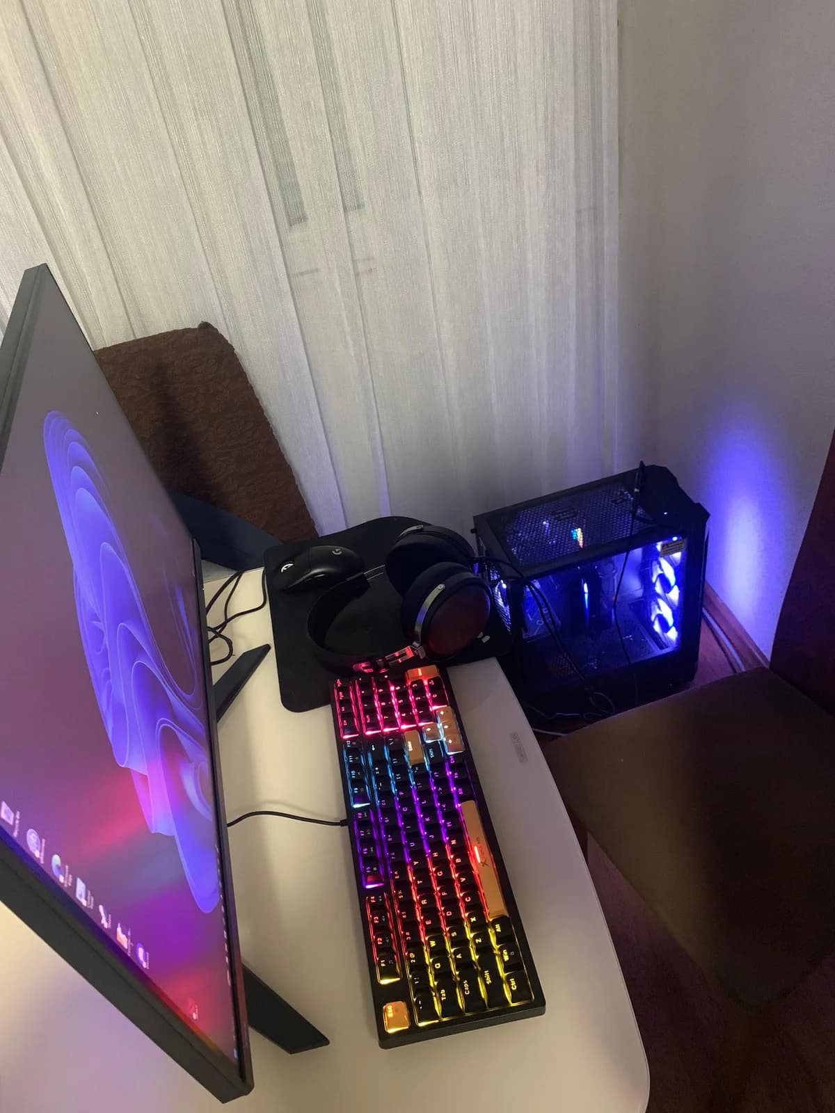 Gaming PC me monitor Xiaomi G Pro 27i, Ryzen 7700, 32 GB RAM, RTX 5060 Ti — foto 2 nga 4