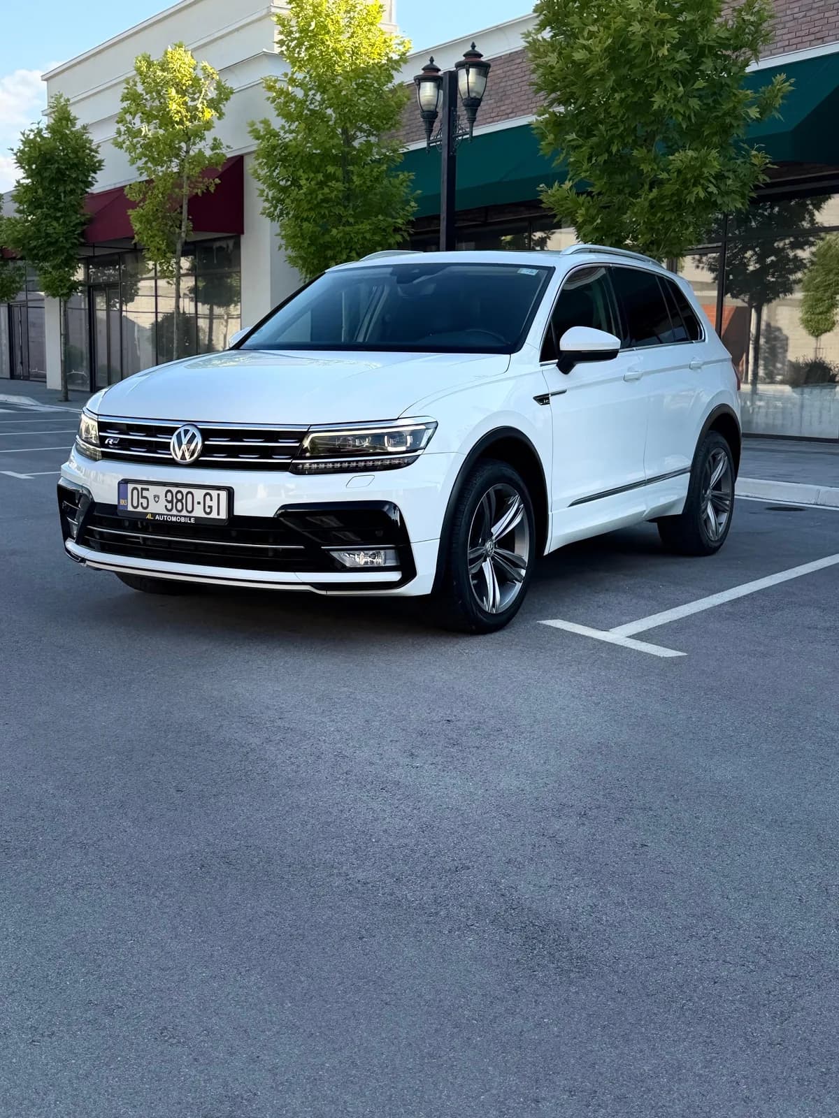 Volkswagen Tiguan R-Line DSG, Viti 2016 — foto 1 nga 10