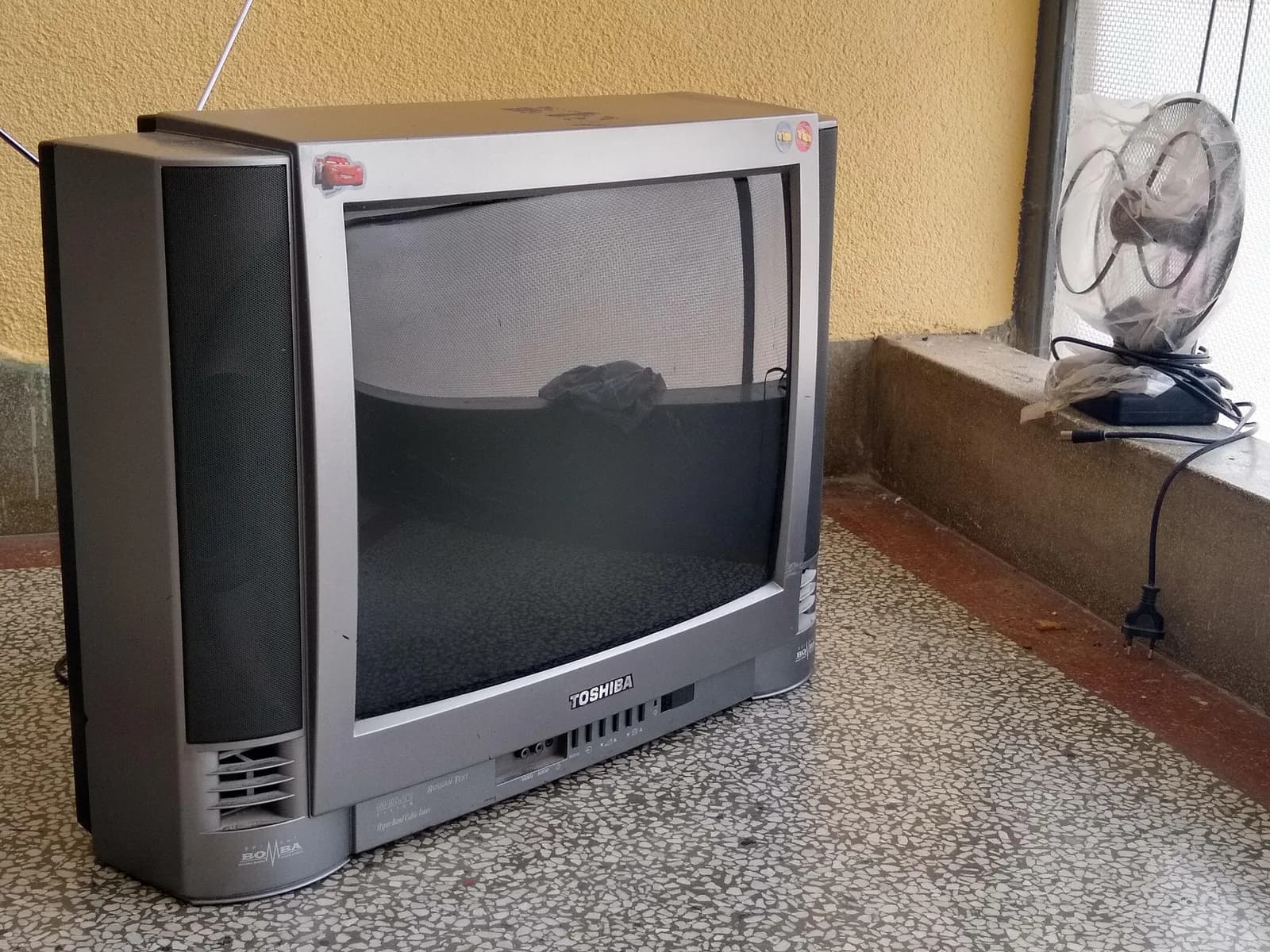 Televizor antik, retro, për PS2 etj. – në qendër — foto 1 nga 2