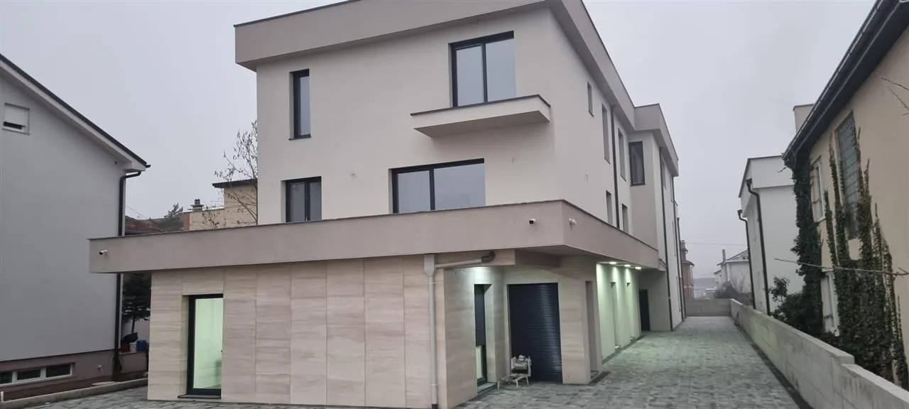 Lëshohet me qira lokal 185 m2 + depo 200 m2 — foto 1 nga 5