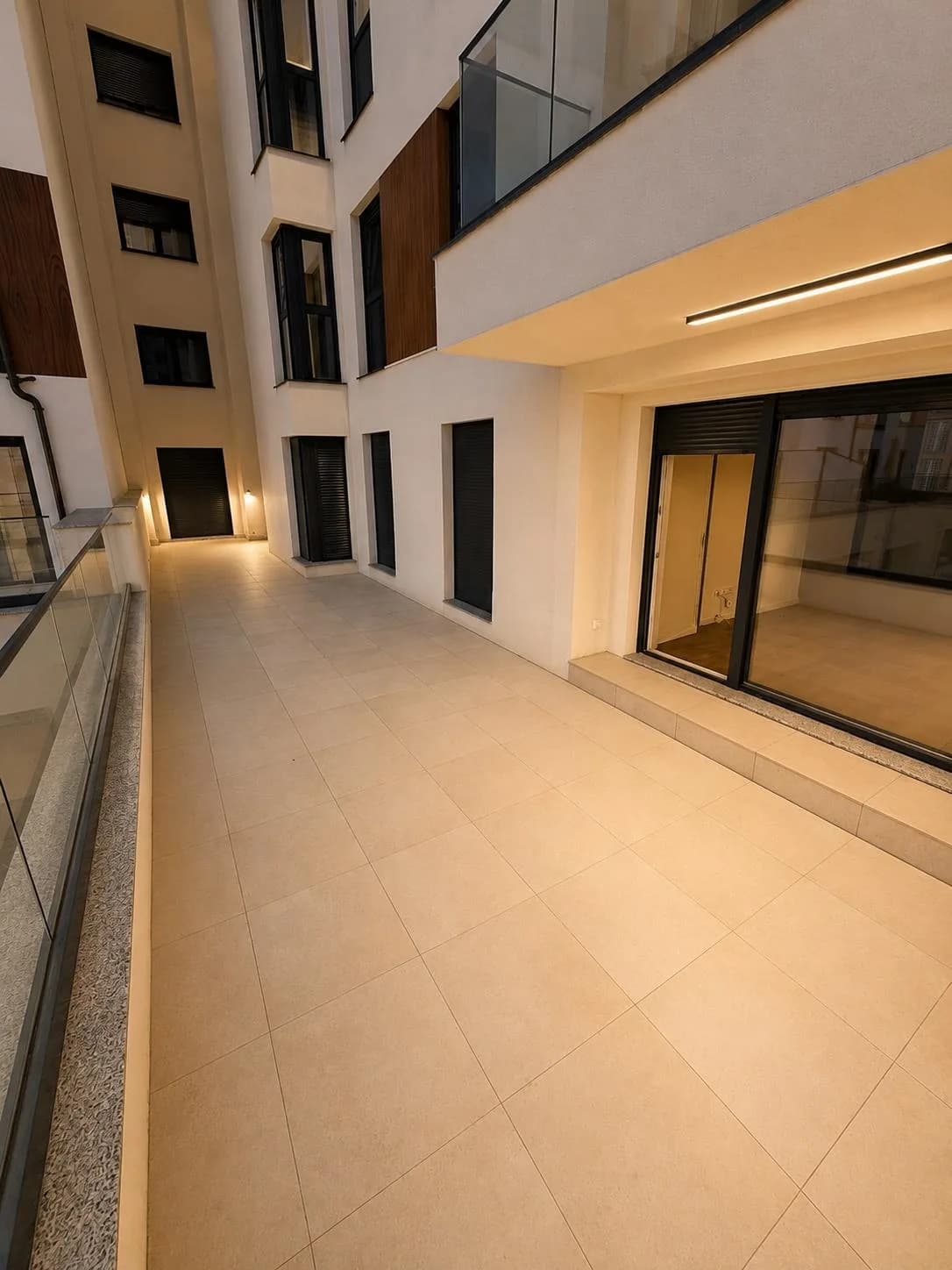 Banesë e re me qira 105 m² + terasë 50 m² në Kalabri (Emshir) — foto 1 nga 10