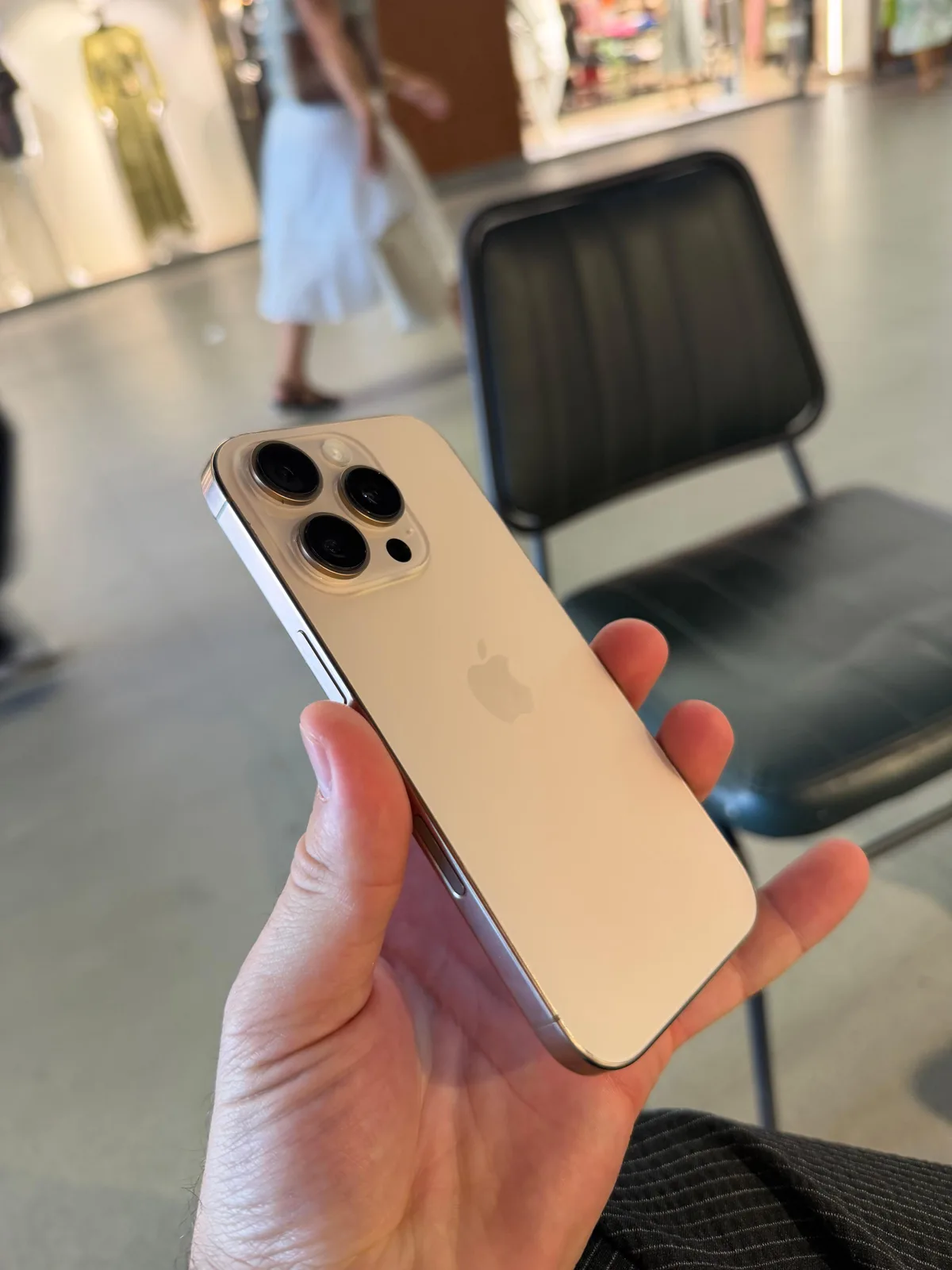 iPhone 16 Pro CE — foto 1 nga 6