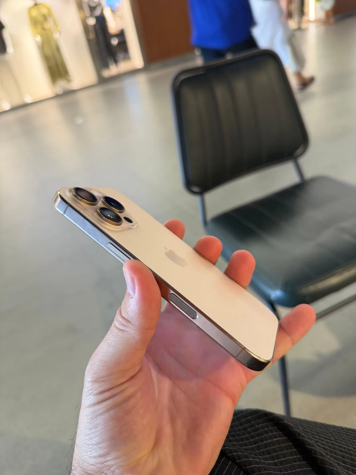 iPhone 16 Pro CE — foto 2 nga 6