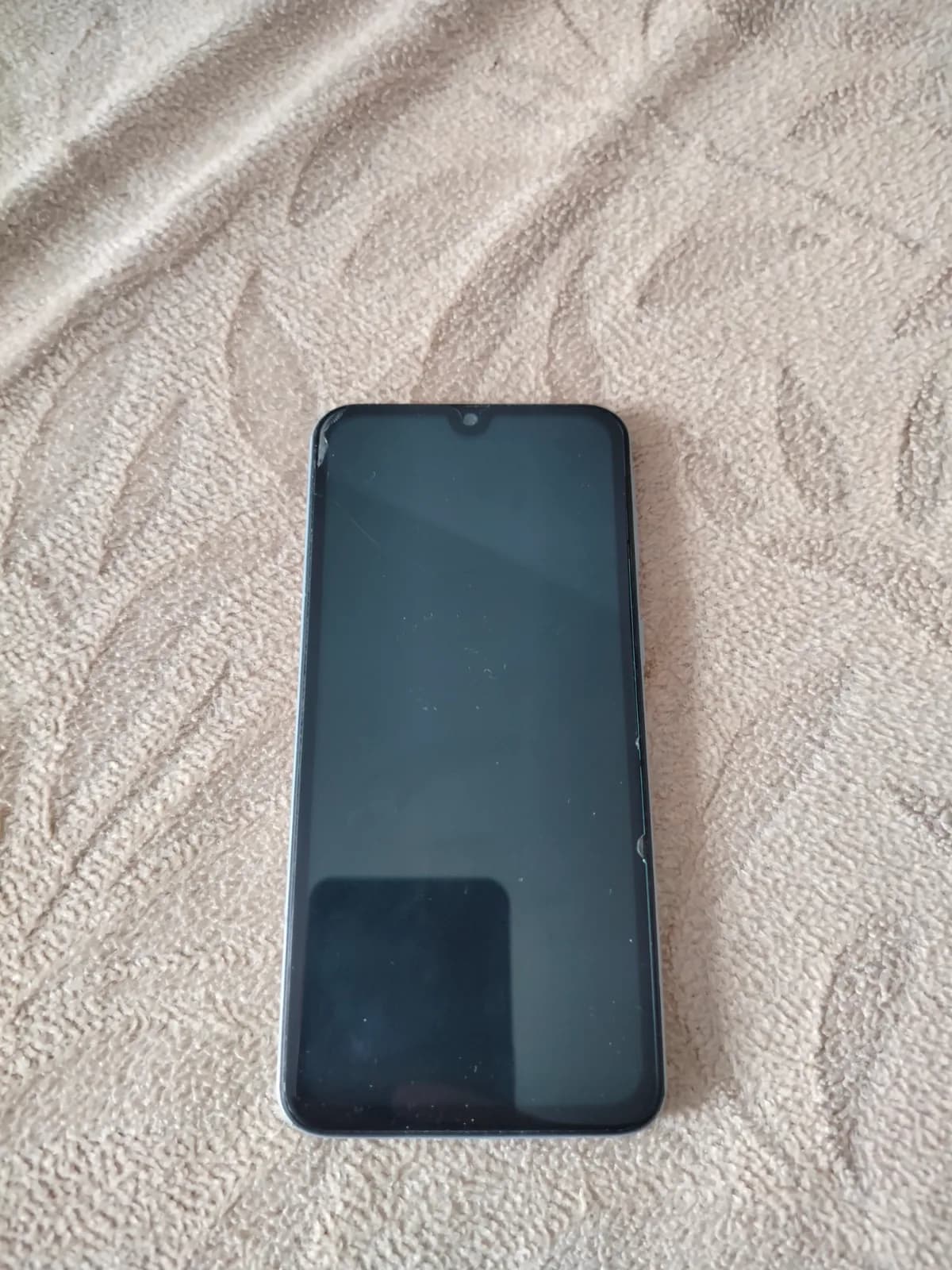 Samsung Galaxy A40 — foto 1 nga 4