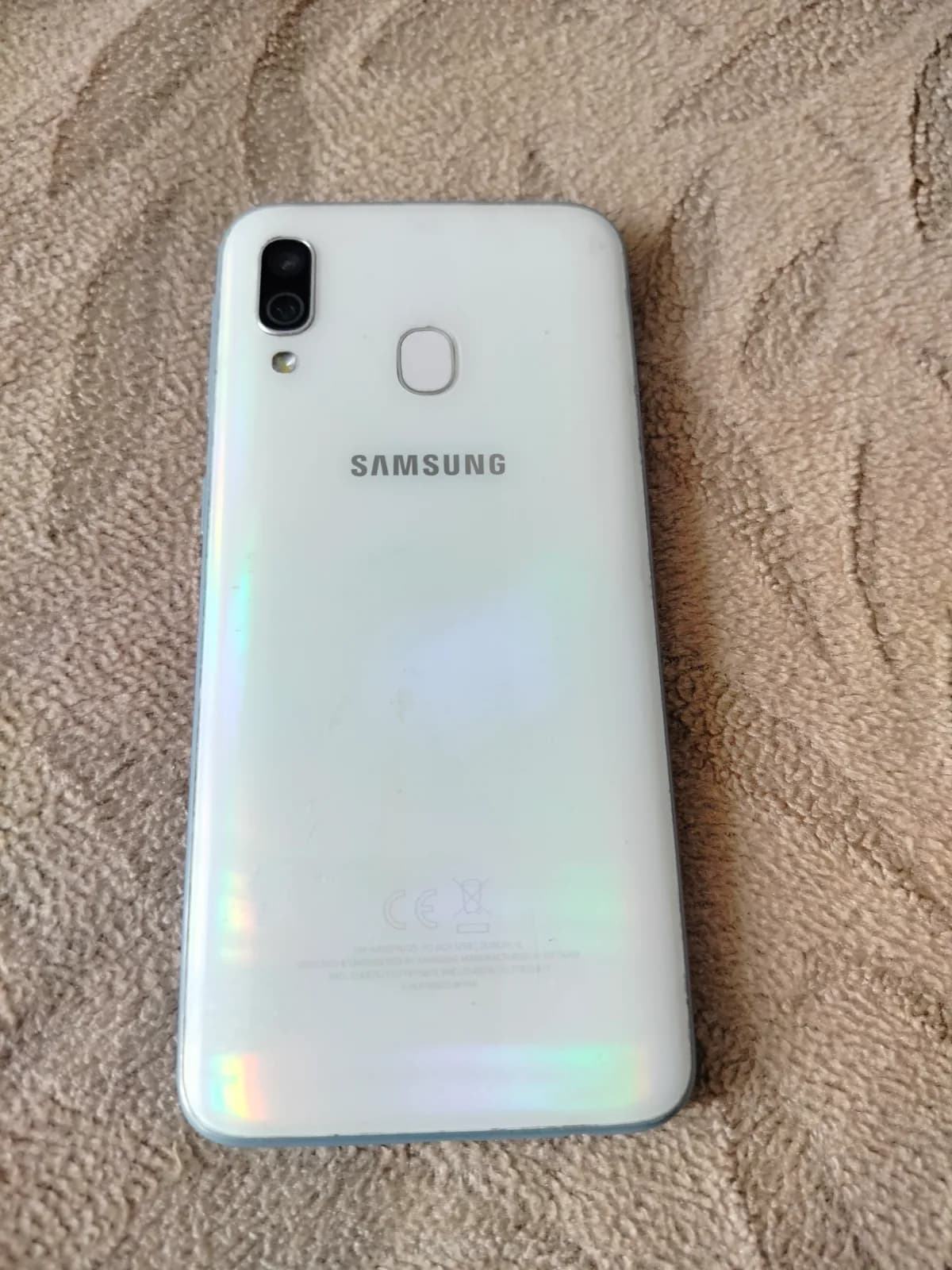Samsung Galaxy A40 — foto 2 nga 4