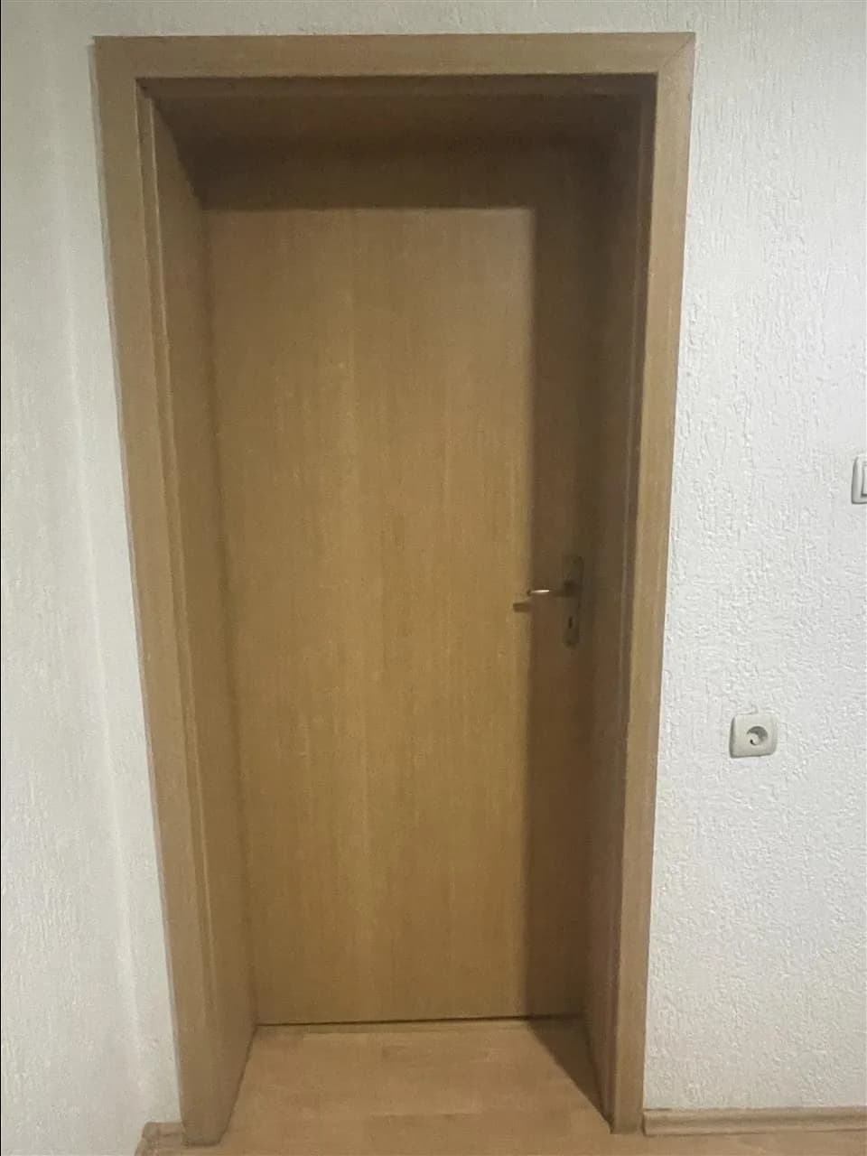 Shiten 3 dyer druri dhe 1 plastike — foto 1 nga 3