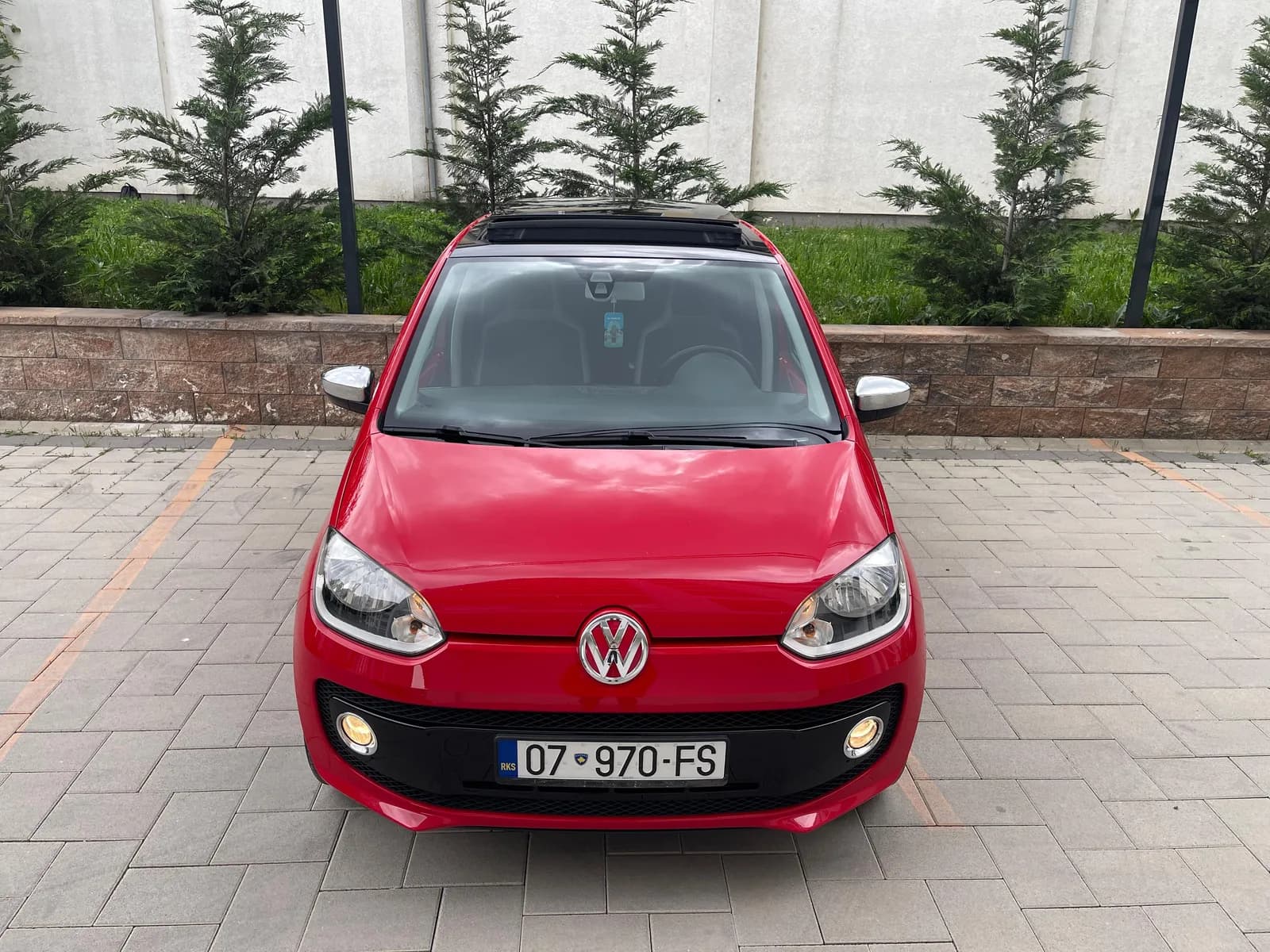 VW Up! 1.0 benzin — foto 1 nga 11