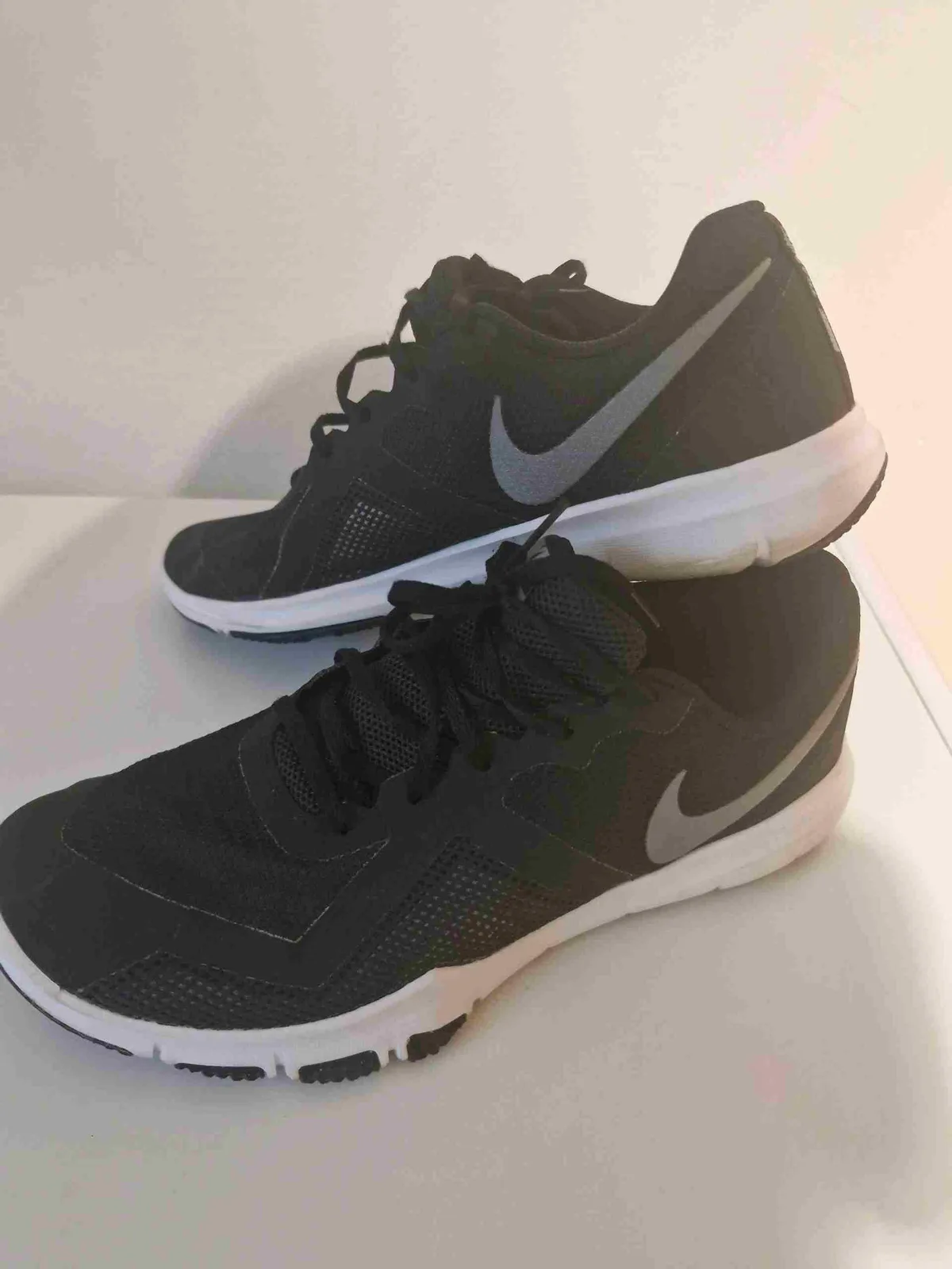 Shiten patikat Nike — foto 1 nga 5