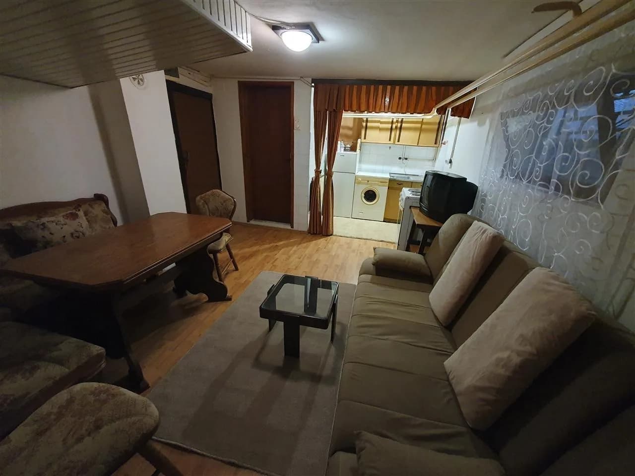 Banesë me qira 1+1 afër rrugës B — foto 2 nga 6