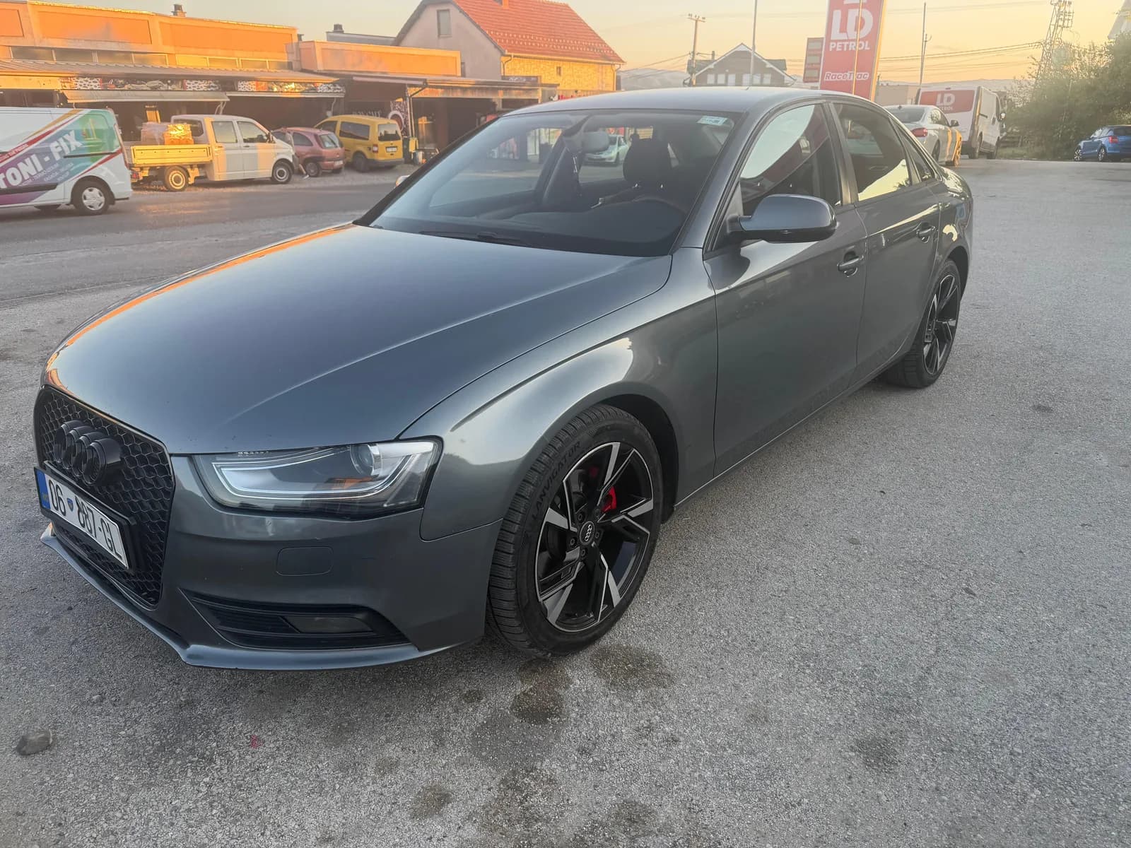 Audi A4 2.0 TDI Automatik, 2012, RKS, 350.000 km — foto 1 nga 3