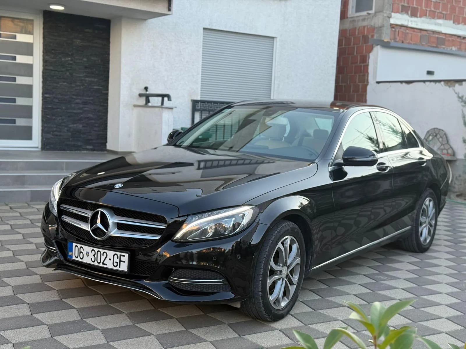 Mercedes-Benz C200, Viti 2015, 229.000 km — foto 1 nga 9