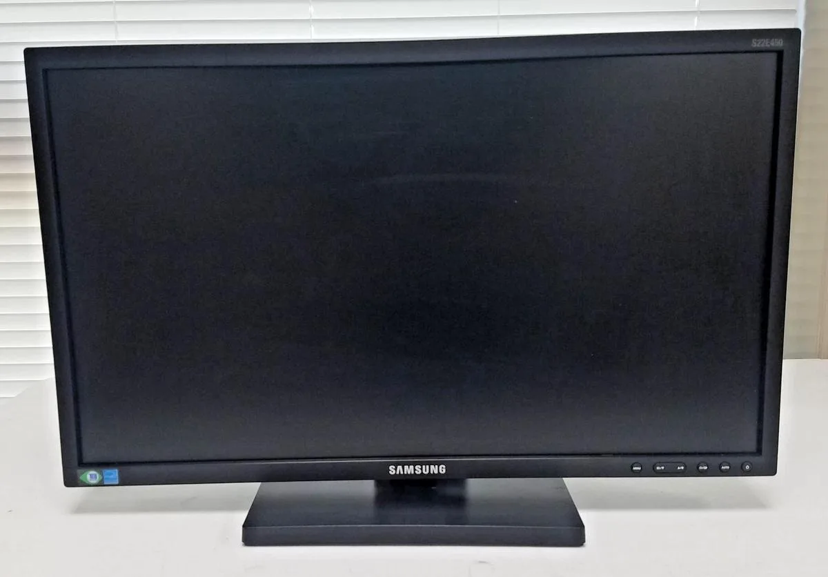 1 desktop dhe 3 monitorë — foto 1 nga 3