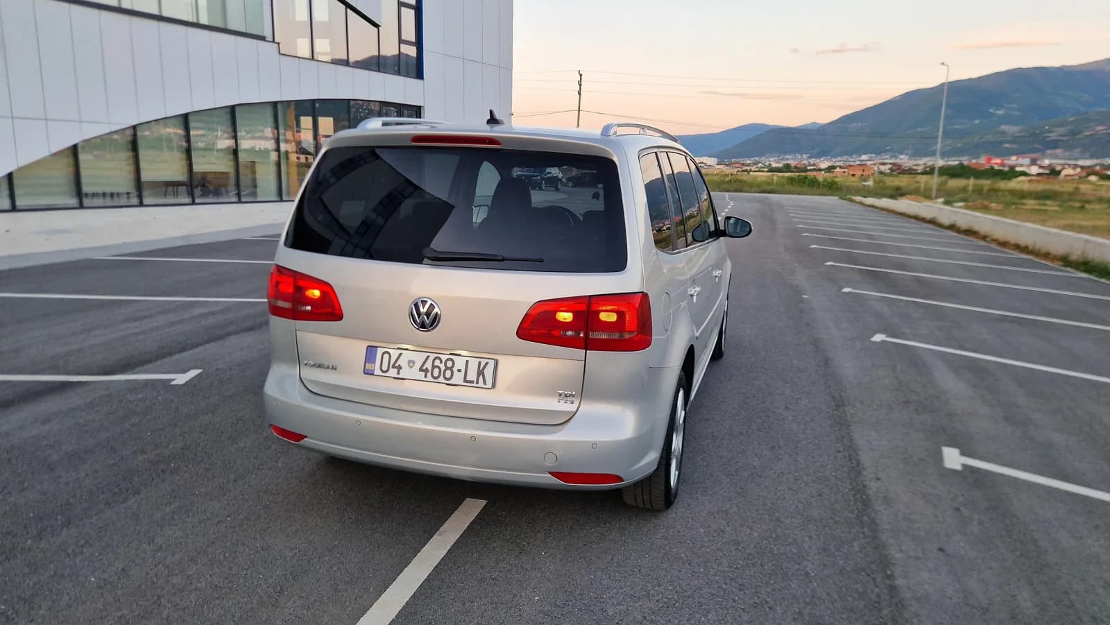 Volkswagen Touran 1.6 naftë, manual, viti 2010, RKS — foto 1 nga 12