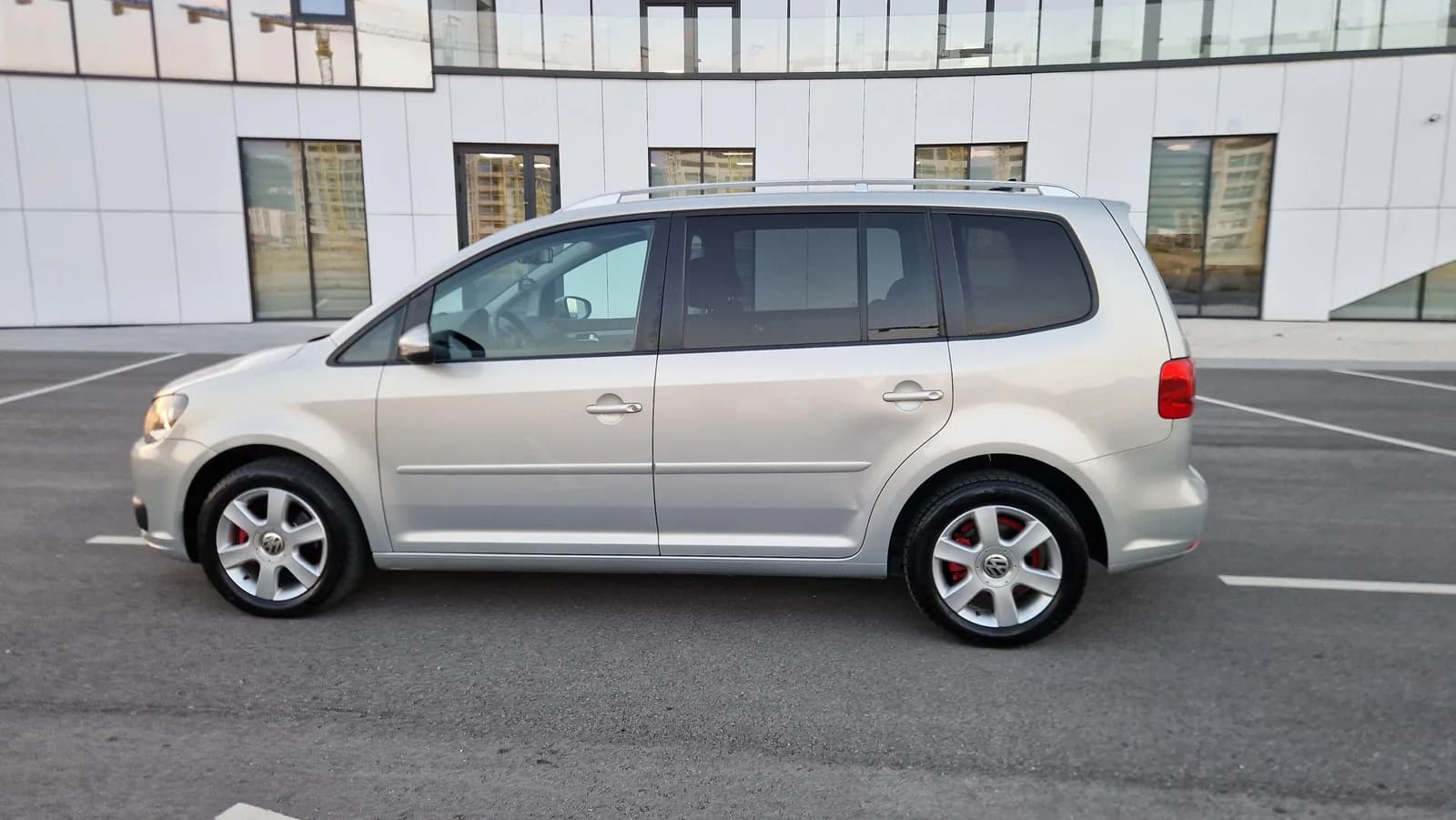Volkswagen Touran 1.6 naftë, manual, viti 2010, RKS — foto 2 nga 12